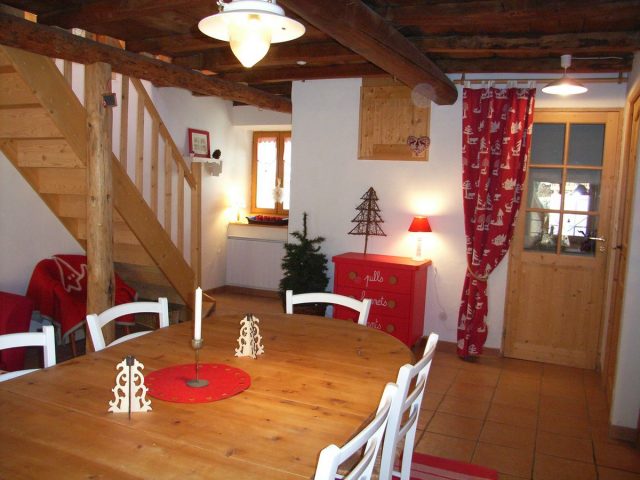 dining room of the apartment “elves” in Venosc
