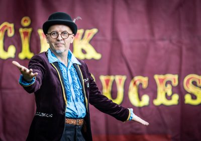 Show CIRK PUCES the world’s smallest circus