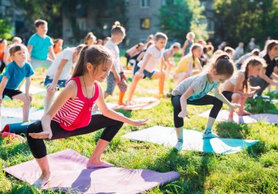 Yoga en plein air pour les enfants
