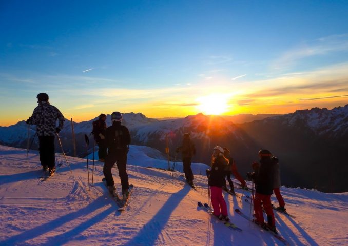 Dôme des Rousses: Skiing at sunset_Oz-en-Oisans