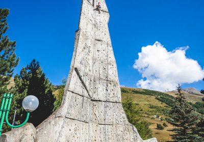 Climbing lessons – Aiguilles de Champamé Climbing wall